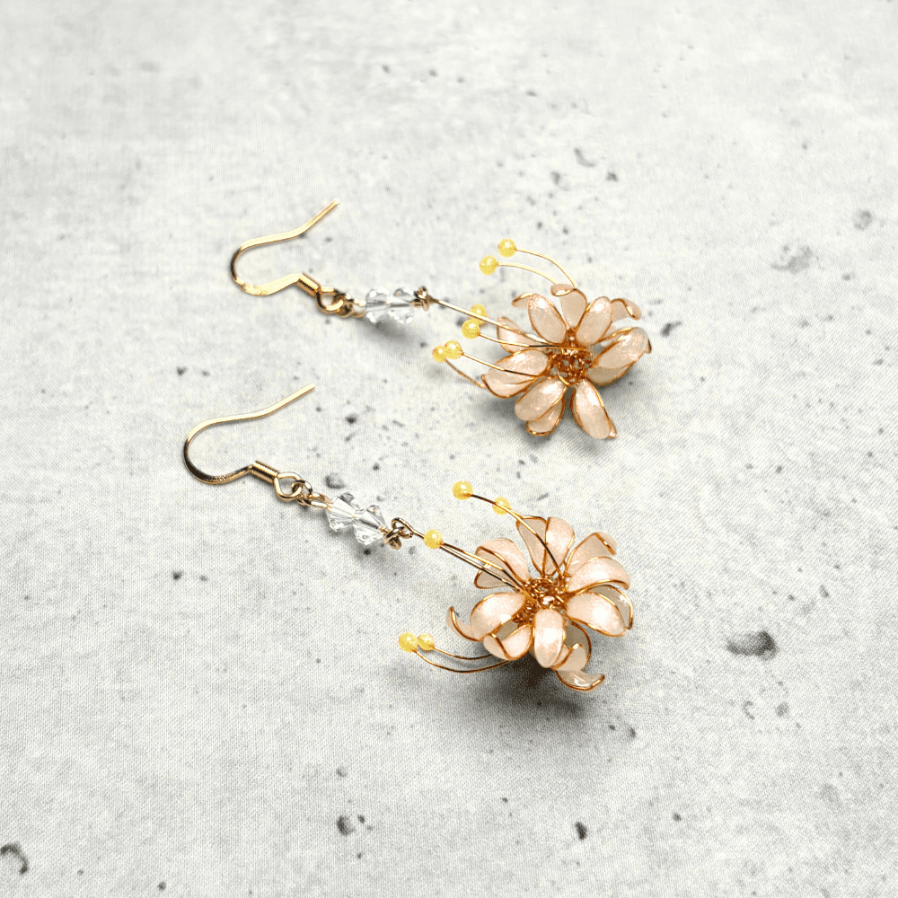 【彼岸花／曼珠沙華】イヤリング ホワイト／ニッケルフリー／白い2粒のストーン／レジン×ワイヤー／幻想的／和装／受注製作 | 6枚目